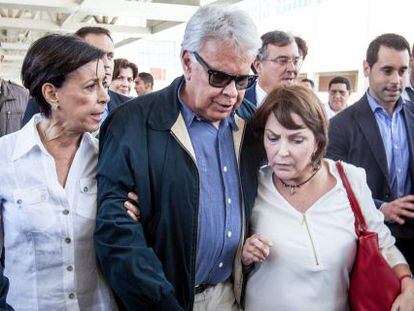 Former Prime Minister Felipe González with Mitzy Capriles, the wife of jailed Caracas Mayor Antonio Ledezma.