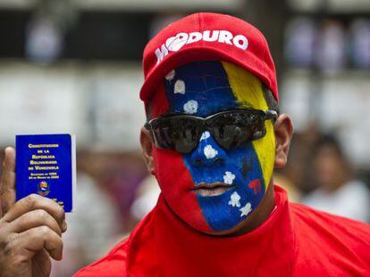 A supporter of Venezuelan President Nicol&aacute;s Maduro demonstrates against opposition leader Henrique Capriles, in Los Teques, Miranda State.