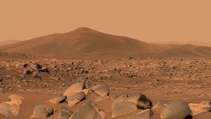 The usual Martian climate. In the background, Santa Cruz hill viewed from Jezero crater in an image from April 2021.