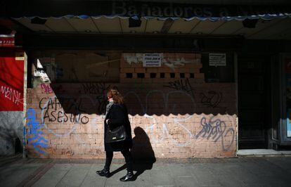 Nearly 35,800 business premises in Madrid have been affected by the end of rent controls as set out in the City Rental Law of 1994, according to estimates by the Union of Professionals and Self-Employed Workers. Pictured, a bricked-up storefront on General Ricardos street.