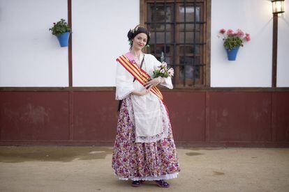 Maite Quijada, from Córdoba, is getting married on June 25, 2016. Her friends have dressed her up in a traditional outfit from Valencia because that is where her fiancé is from.