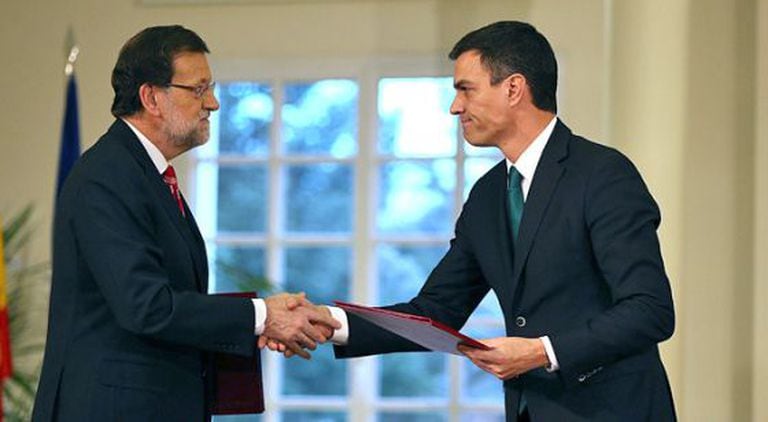 Rajoy (l) and Sánchez shake hands after signing the anti-terrorism pact at La Moncloa on Monday.
