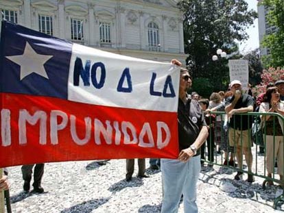 Opponents of dictator Augusto Pinochet protest outside the Chilean Supreme Court.