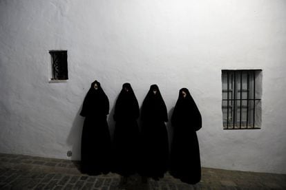 Women in Vejer de la Frontera wearing a layered garment traditionally worn by older women and known as a ‘cobijada’ – a word coming from ‘cobija’, or blanket. While this item is thought to be Spanish in origin, much has been made of its similarities to the burqas worn by Islamic women.