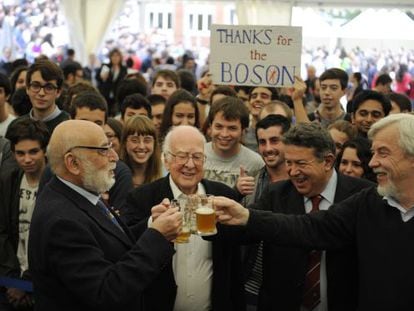 Thanks for the boson!&rdquo;: Technical and scientific research award winners Peter Higgs (c) and Fran&ccedil;ois Englert (l) raise a toast in Oviedo. 