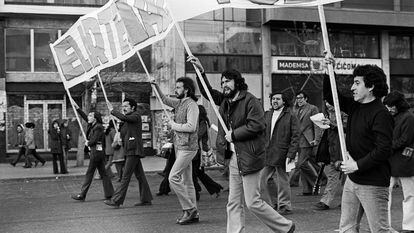 Víctor Jara (far right) marches in the final pro-Allende demonstration, a week before the military coup d’état.