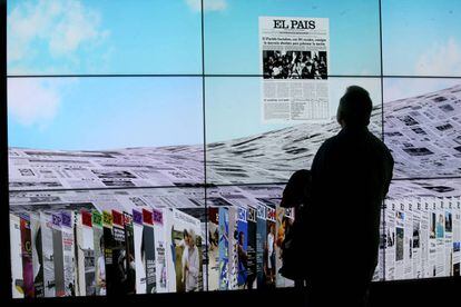 A visitor contemplates a front page at the EL PAÍS 40th Anniversary Exhibition.