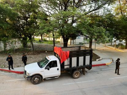 On June 30, in Tuxtla Gutiérrez – the capital and largest city of the Mexican state of Chiapas – police officers guard a vehicle from which 16 public officials were kidnapped