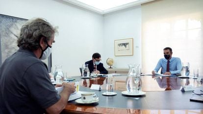 (l-r) Health official Fernando Simón, Health Minister Salvador Illa and Prime Minister Pedro Sánchez at a meeting on the coronavirus situation in Spain.