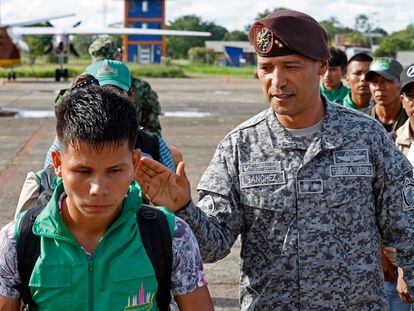 General Pedro Sánchez, with a group of indigenous people who have joined the search for the missing children, on May 21.