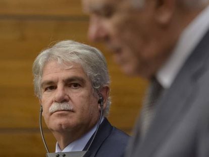 Foreign Minister, Alfonso Dastis, listens to his counterpart, Teodor Melescanu, during a meeting in Bucharest.