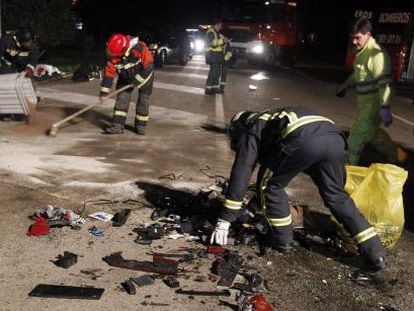 A firefighter picks up the pieces of vehicles involved in a head-on collision last January in Zamora that left three people dead.
