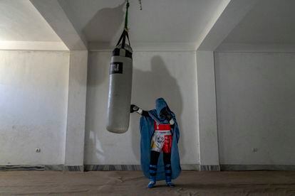 Although Afghan society was mostly opposed to women's sports even before the Taliban took over, there were women in the country who defied this opposition and practiced sports professionally. In this image, an Afghan woman who practices Muay Thai or Thai boxing.