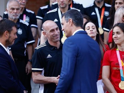 Pedro Sánchez shakes hands with Luis Rubiales during his reception to the players and staff of Spain's Women's World Cup soccer team after their World Cup victory, on Aug. 22, 2023.