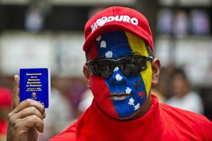 A supporter of Venezuelan President Nicol&aacute;s Maduro demonstrates against opposition leader Henrique Capriles, in Los Teques, Miranda State.