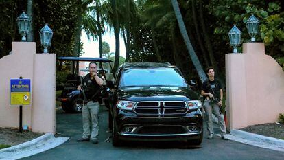 Secret Service agents at the gates of Mar-a-Lago, Trump's mansion in Palm Beach, Florida, the day after the search.