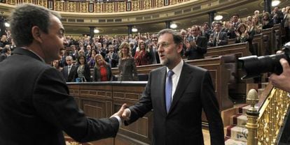 José Luis Rodríguez Zapatero (l) congratulates Rajoy on his election as prime minister.