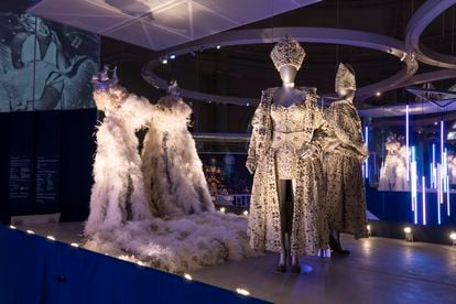 Vestido para Rihanna de Casa Margiela y vestido Luis XIV para Elton John por Sandy Powell