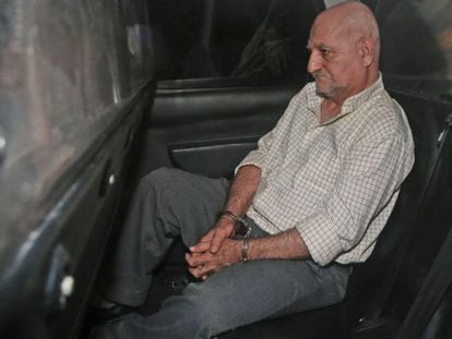 Galv&aacute;n in the police car which took him to a Madrid court after his arrest in Murcia.