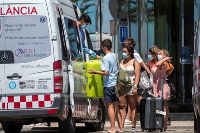 Students being transferred to Palma Bellver hotel, which is being used to quarantine the contacts of positive cases. 