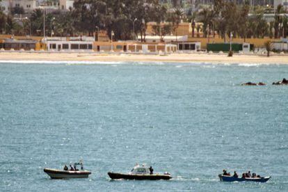 Civil guards tow the boat before handing the immigrants to Moroccan police.