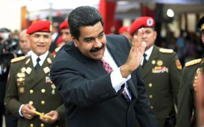 Nicol&aacute;s Maduro at an event with military officers. 