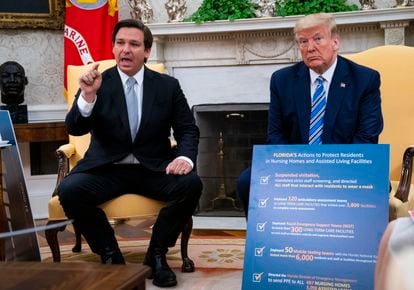 Florida Gov. Ron DeSantis (l) speaks while meeting with Donald Trump in the Oval Office of the White House on April 28, 2020.