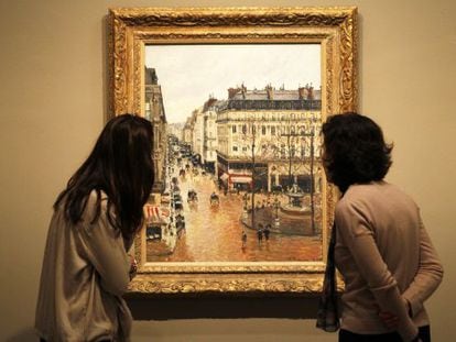 Thyssen museum visitors contemplate Pissarro&#039;s Rue Saint-Honor&eacute; in the Afternoon. Effect of Rain (1897).
