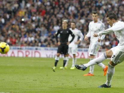 Cristiano scores Real Madrid&#039;s fifth from the penalty spot.
