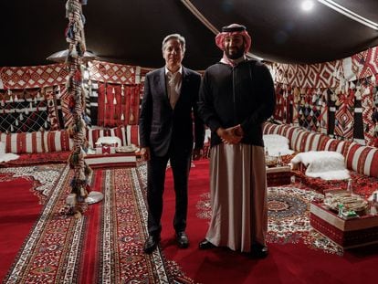 Antony Blinken on Monday with Prince Mohammed bin Salman in the city of Al 'Ula.