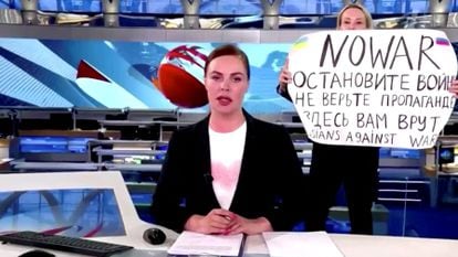 Marina Ovsyannikova holding an anti-war banner during the Russian TV Channel 1 newscast on March 14.