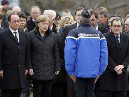 From left to right, French President François Hollande, German Chancellor Angela Merkel, Spanish Prime Minister Mariano Rajoy and Catalan premier Artur Mas talk with a rescue officer at Seyne-les-Alpes, near the crash site.
