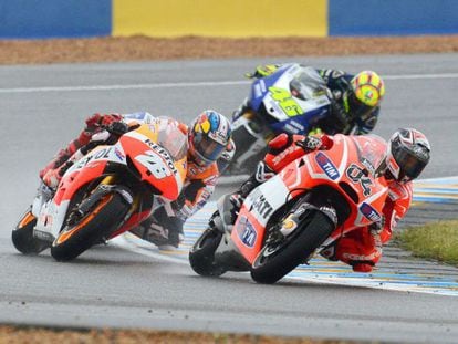 Dani Pedrosa of the Repsol Honda Team, Italian riders Valentino Rossi (back) of the Yamaha Factory Racing team and Andrea Dovizioso of the Ducati Team in action during the Motorcycling Grand Prix of France.