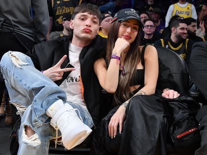 Peso Pluma and Nicki Nicole at a basketball game in Los Angeles on February 8.