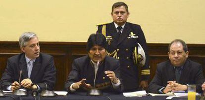 Morales speaks to leaders of opposition parties earlier this month.