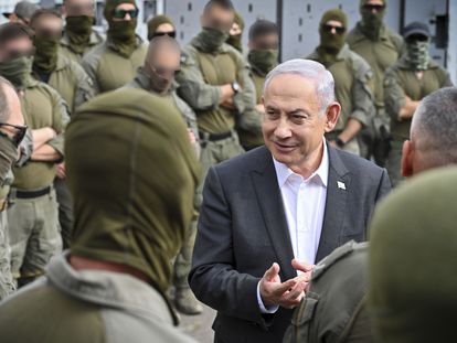 Israeli Prime Minister Benjamin Netanyahu with Israeli soldiers last week.