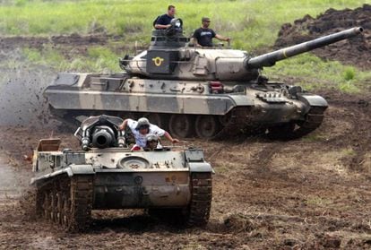 Venezuelan AMX-30 tanks during maneuvers.