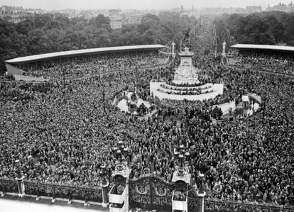 Although Elizabeth II's coronation was the first to be broadcast on television, there were many who wanted to go out to celebrate her big day. It is estimated that more than three million people waited in the streets of the British capital to celebrate their new queen. 