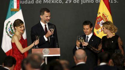 KIng Felipe and Queen Letizia toast with President Enrique Peña Nieto and his wife Angélica Rivera.