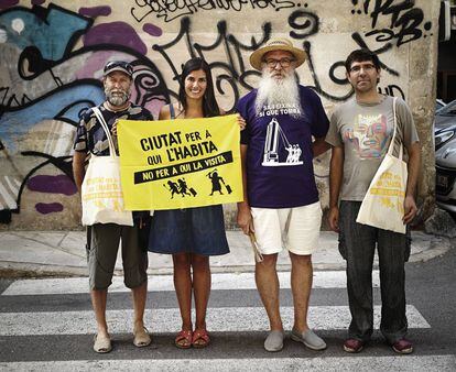 Members of Mallorca's Ciutat per a qui L’Habita (Cities for Locals) group.