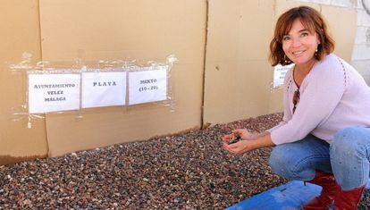 The Brick-Beach project aims to recover the sand of a Málaga beach lost in the 1970s using demolition materials. Above, local councilor María José Roberto Serrano with a sample of the recycled aggregate