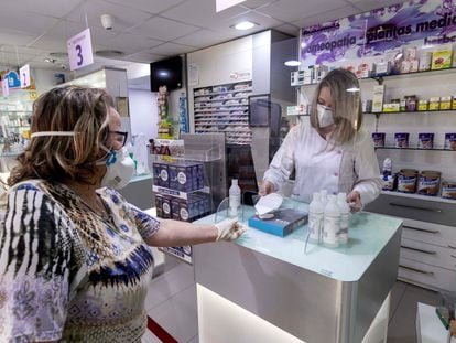 A pharmacy in Murcia selling PPE face masks.