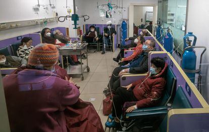 People having intravenous therapy and oxygen therapy sit in a corridor of a hospital, in Shanghai, China, 13 January 2023.