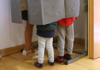 A mother and her kids inside a voting booth at Centro Cultural Volturno “A”, in Pozuelo de Alarcón, outside Madrid. Spanish PM Pedro Sánchez voted at this same station this morning.