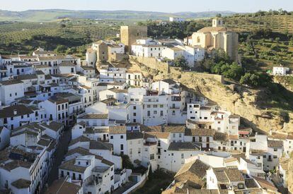 On the westernmost edge of the Subbética mountain range, there is a series of white villages that include the astounding Setenil de las Bodegas. One of its most remarkable streets is Cuevas de la Sombra, where the whitewashed houses are set inside the rock itself. More information: setenil.com