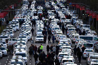 Taxi drivers blocked Paseo de la Castellana on Monday morning.