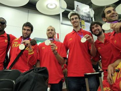 Members of the Spanish basketball team on arrival at Madrid&#039;s Barajas airport with their silver medals from the London Games.
