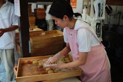 Master mochi maker - Picture of Nakatanido, Nara - Tripadvisor