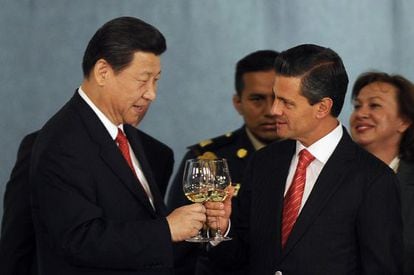 Mexican President Enrique Pe&ntilde;a Nieto (r) and his Chinese counterpart Xi Jinping make a toast during an honor dinner at the National Palace in Mexico City, on June 4.