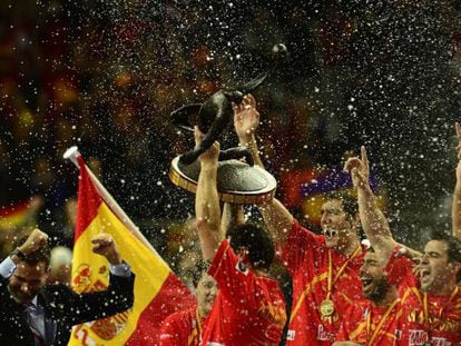 Spanish handball team celebrate victory with Prince Felipe (l).